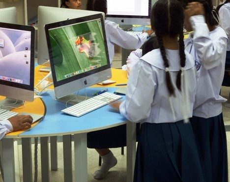 Educación sobre salud, cuerpo femenino e implantes mamarios